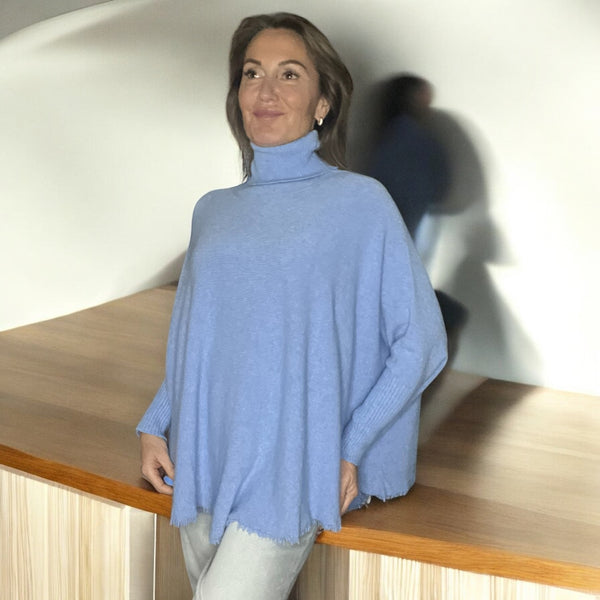Pull bleu ciel col roulé frange