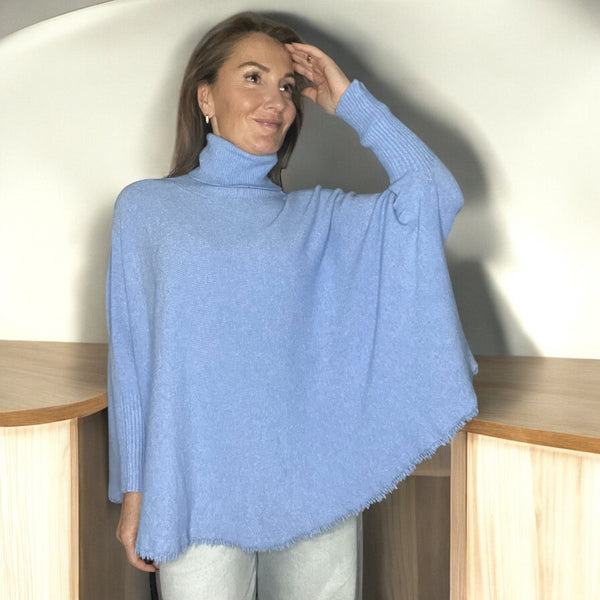Pull bleu ciel col roulé frange